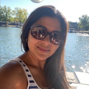 Meet your Posher, Carolina